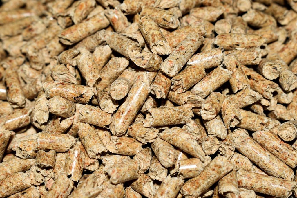 Un gros plan sur des pellets de bois.